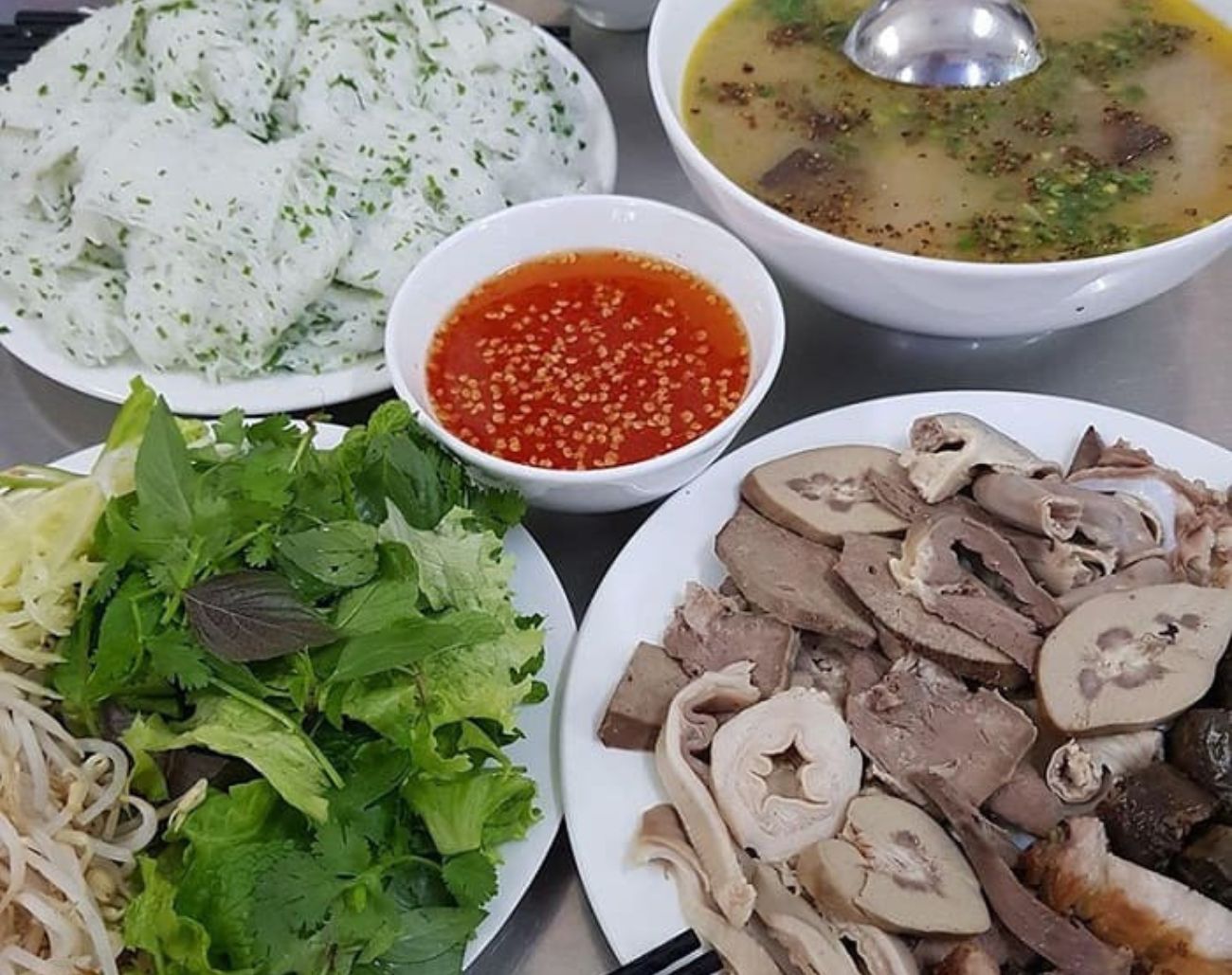 Đĩa bánh hỏi + lòng luộc + bát cháo nóng