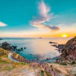 Bãi biển trong xanh ở Eo Gió Quy Nhơn với sóng biển nhẹ và gió mát – điểm dừng chân lý tưởng dành cho những ai yêu thích vẻ đẹp tự nhiên.