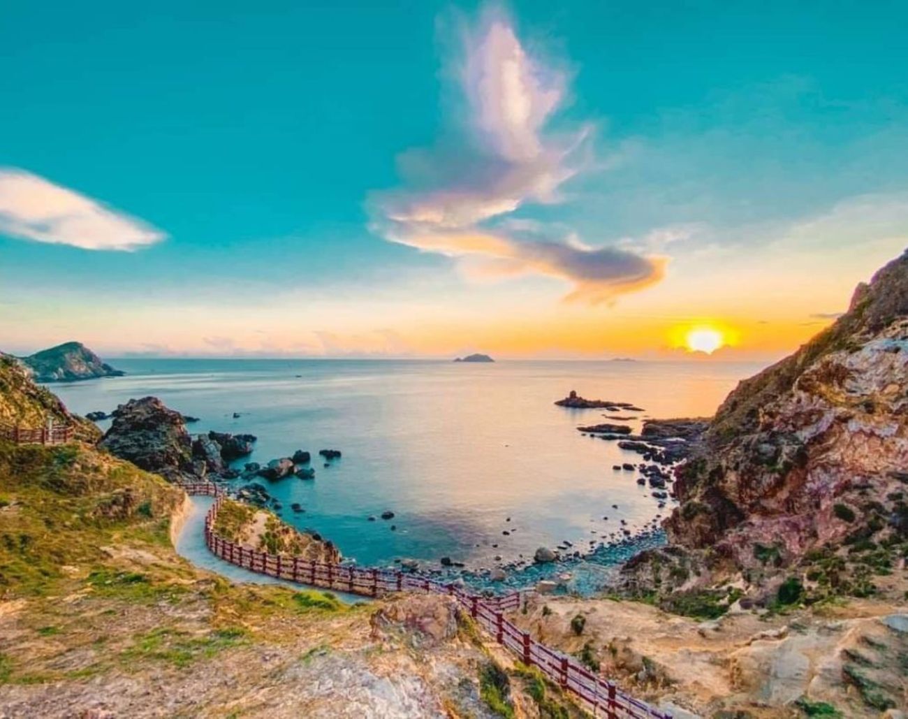 Bãi biển trong xanh ở Eo Gió Quy Nhơn với sóng biển nhẹ và gió mát – điểm dừng chân lý tưởng dành cho những ai yêu thích vẻ đẹp tự nhiên.