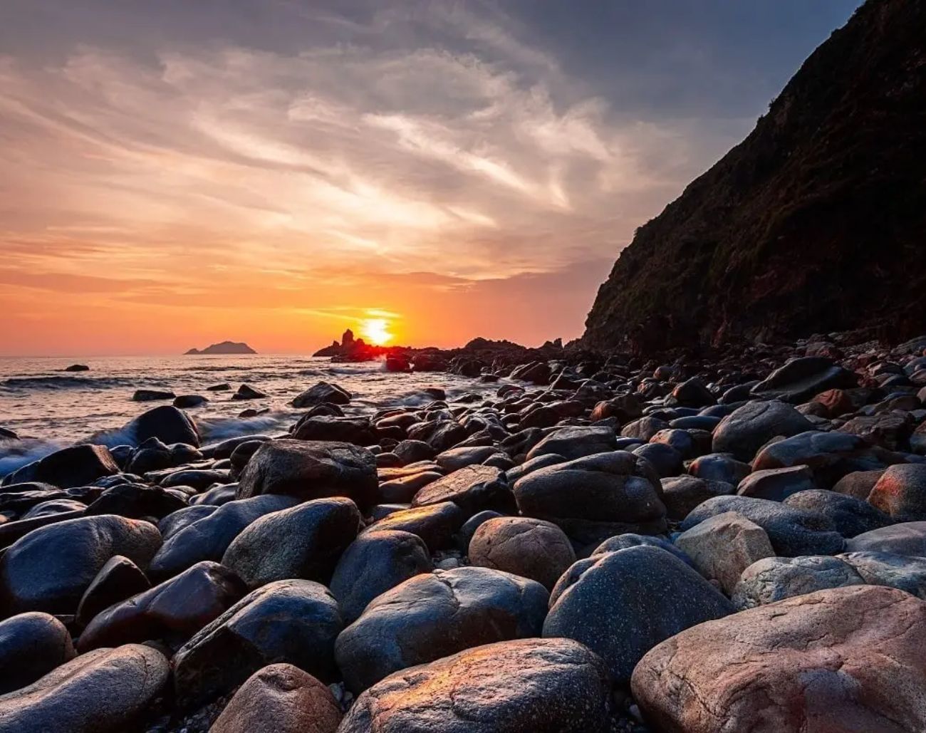 Bãi đá Đẻ Eo Gió Quy Nhơn sở hữu những tảng đá nhiều kích thước được thiên nhiên sắp đặt độc đáo, tạo nên khung cảnh “độc nhất vô nhị” cho du khách.