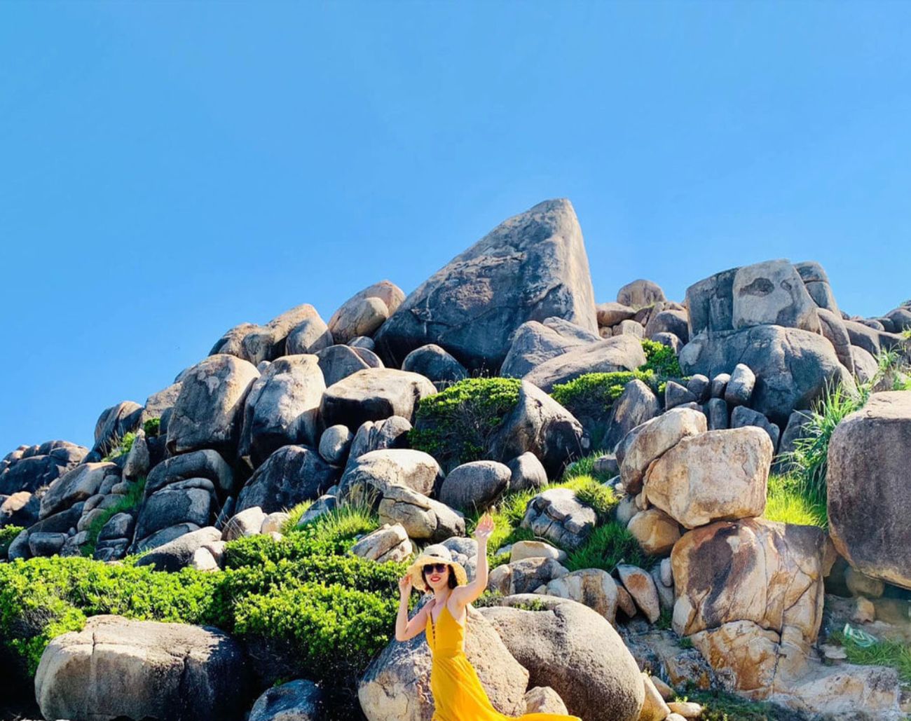 Bãi đá Thảo Nguyên hoang sơ ở Cù Lao Xanh