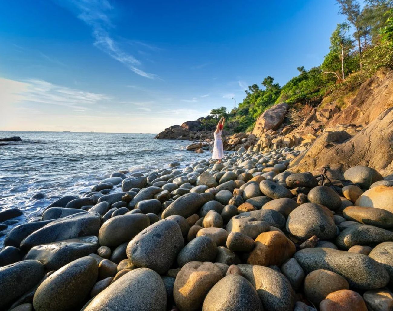 Bãi tắm Hoàng Hậu (bãi đá trứng) – Điểm check-in độc đáo