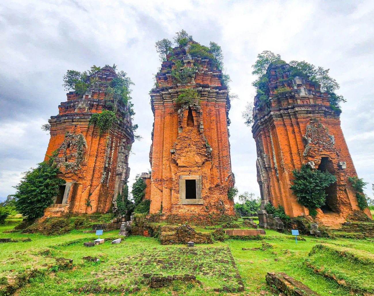 Cấu trúc nền móng vuông của Tháp Nam Dương Long