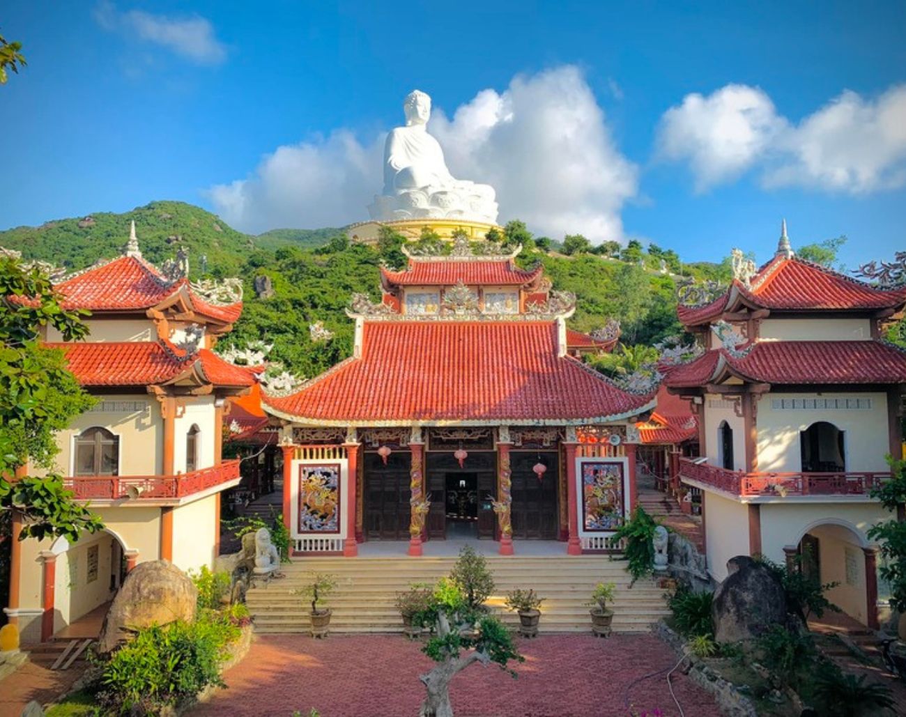 Chánh điện Linh Phong Thiền Tự (Chùa Ông Núi)