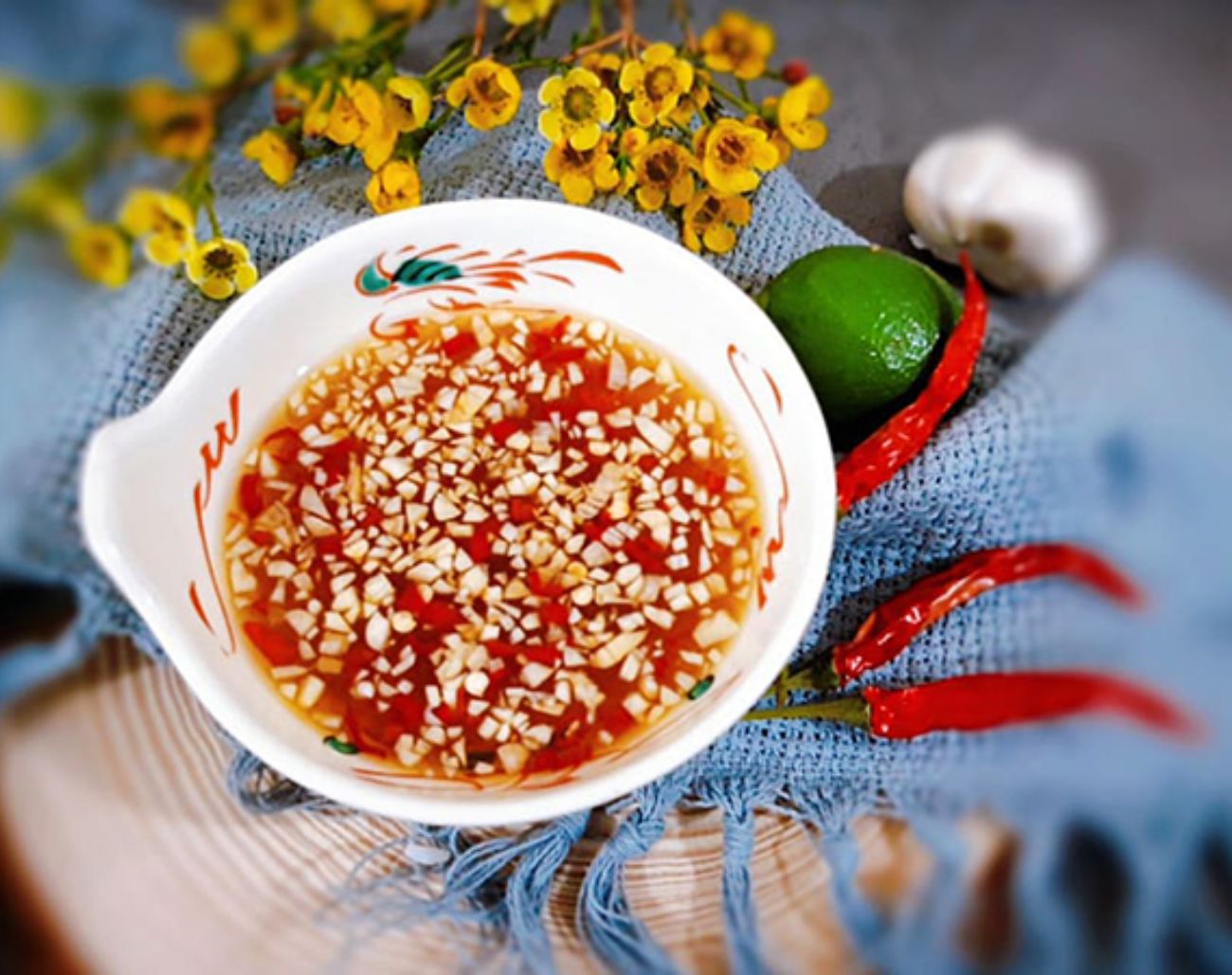 Chén nước chấm chua ngọt & rau sống ăn kèm bánh hỏi cháo lòng