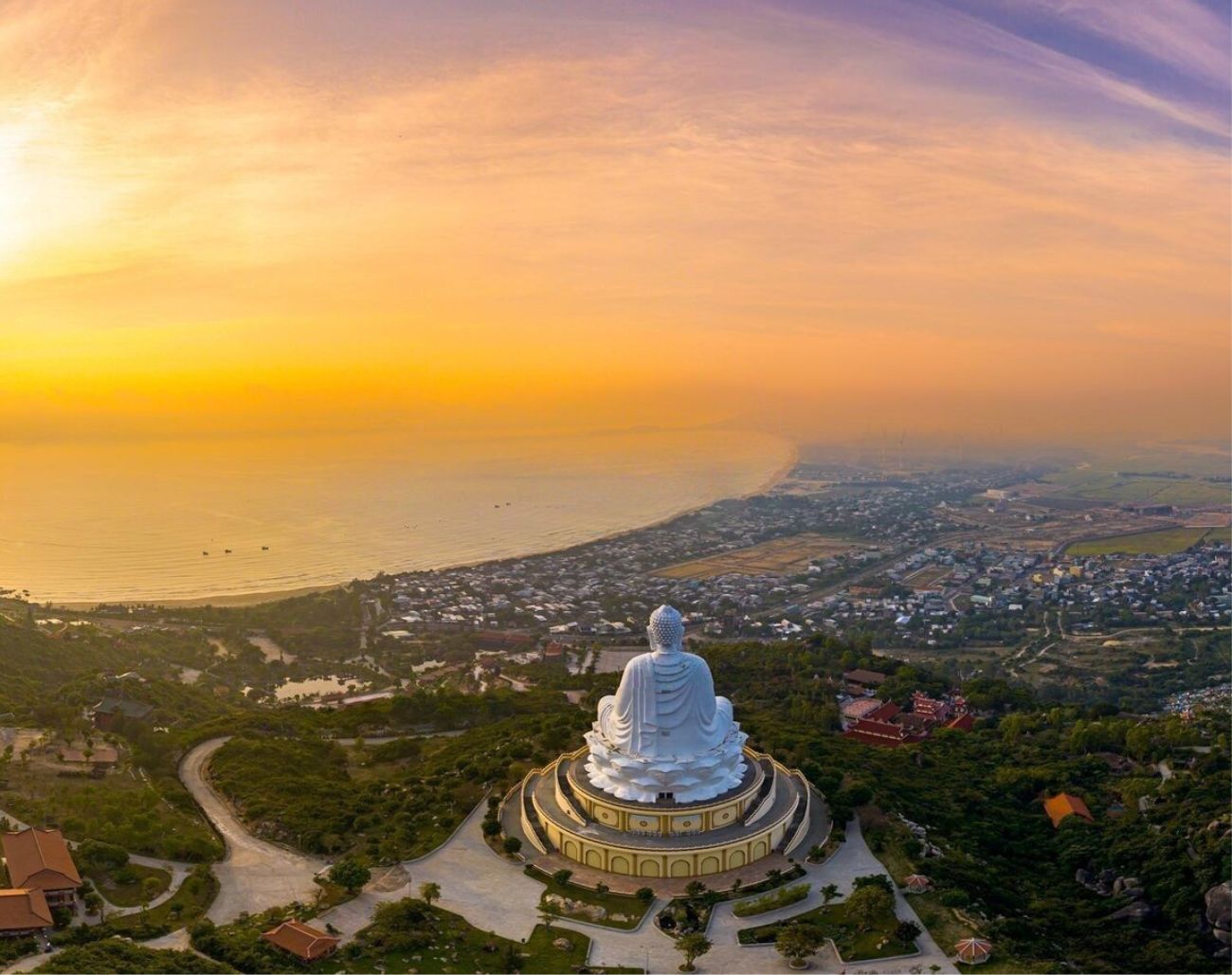 Chùa Ông Núi nhìn về biển lúc bình minh