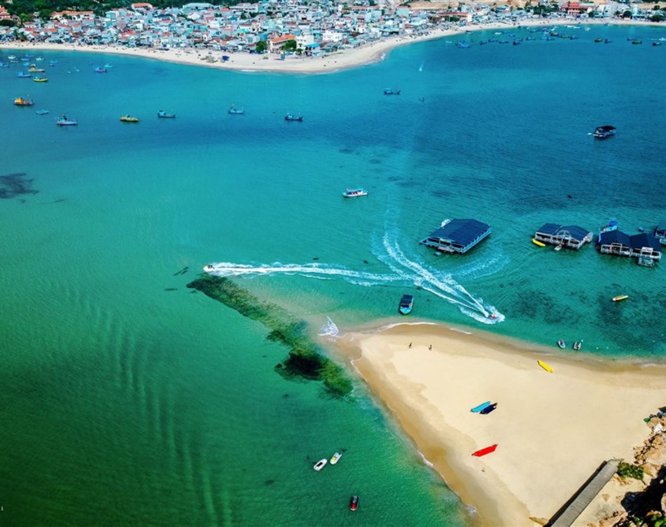 Con đường giữa biển Hòn Khô mùa nước rút