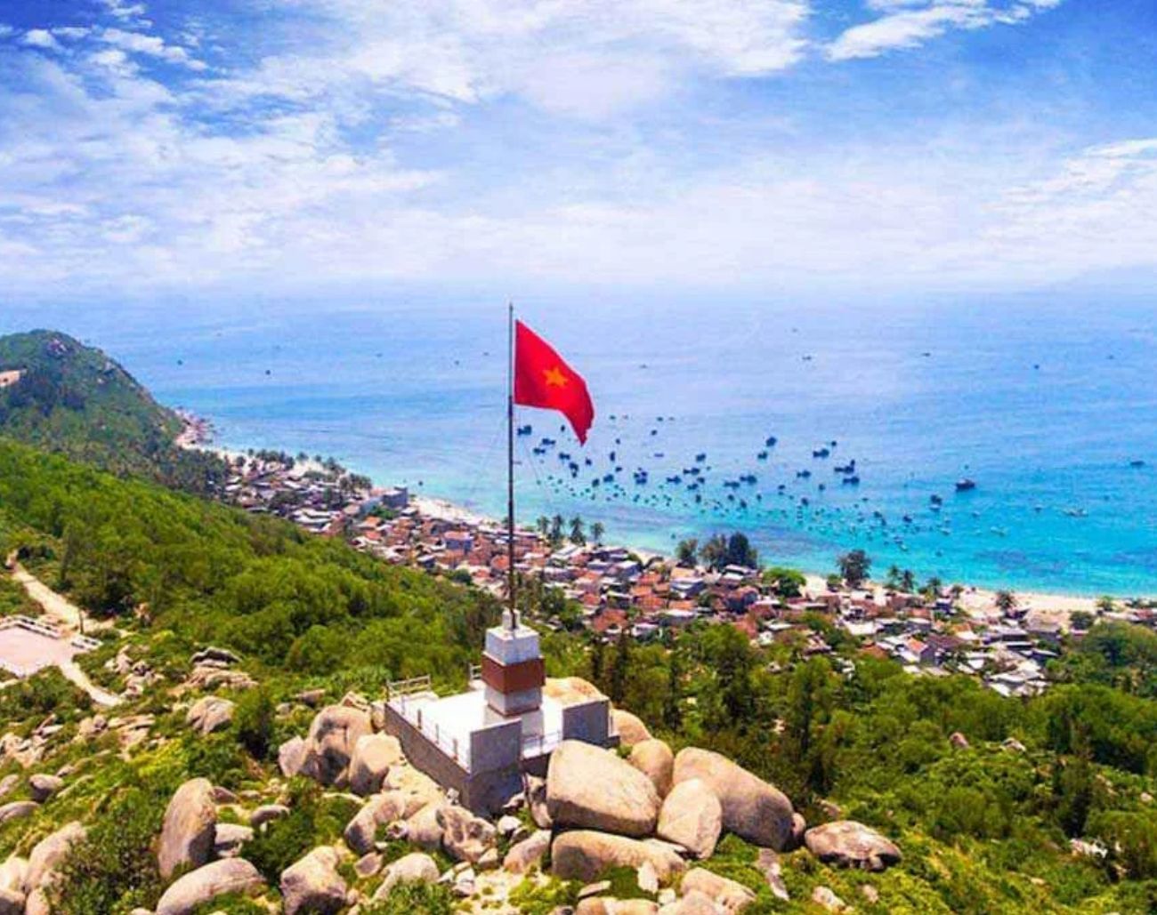 Cột cờ Tổ quốc trên đỉnh Cù Lao Xanh