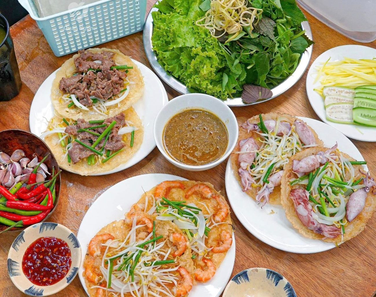 Đĩa bánh xèo kèm rau sống và nước mắm