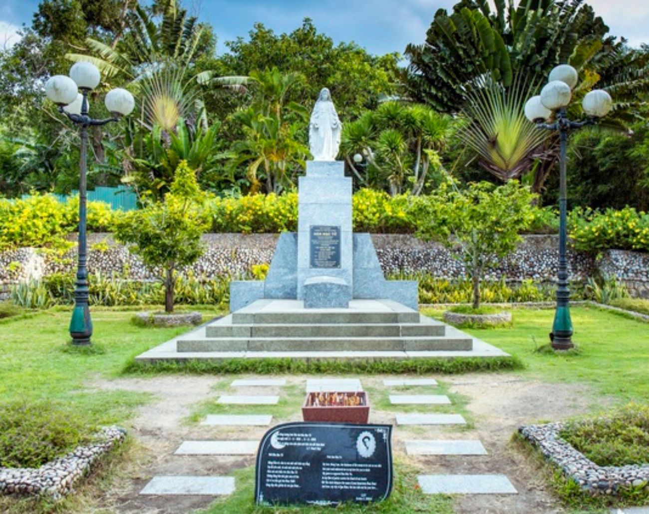 Đồi Thi Nhân – Mộ thi sĩ Hàn Mặc Tử