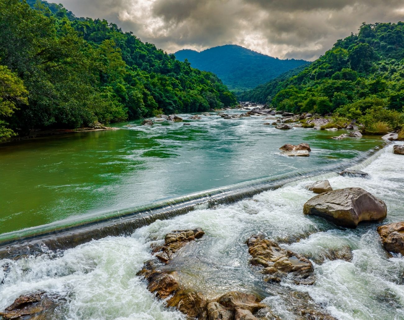 Dòng sông Kút xanh ngọc tại Hầm Hô