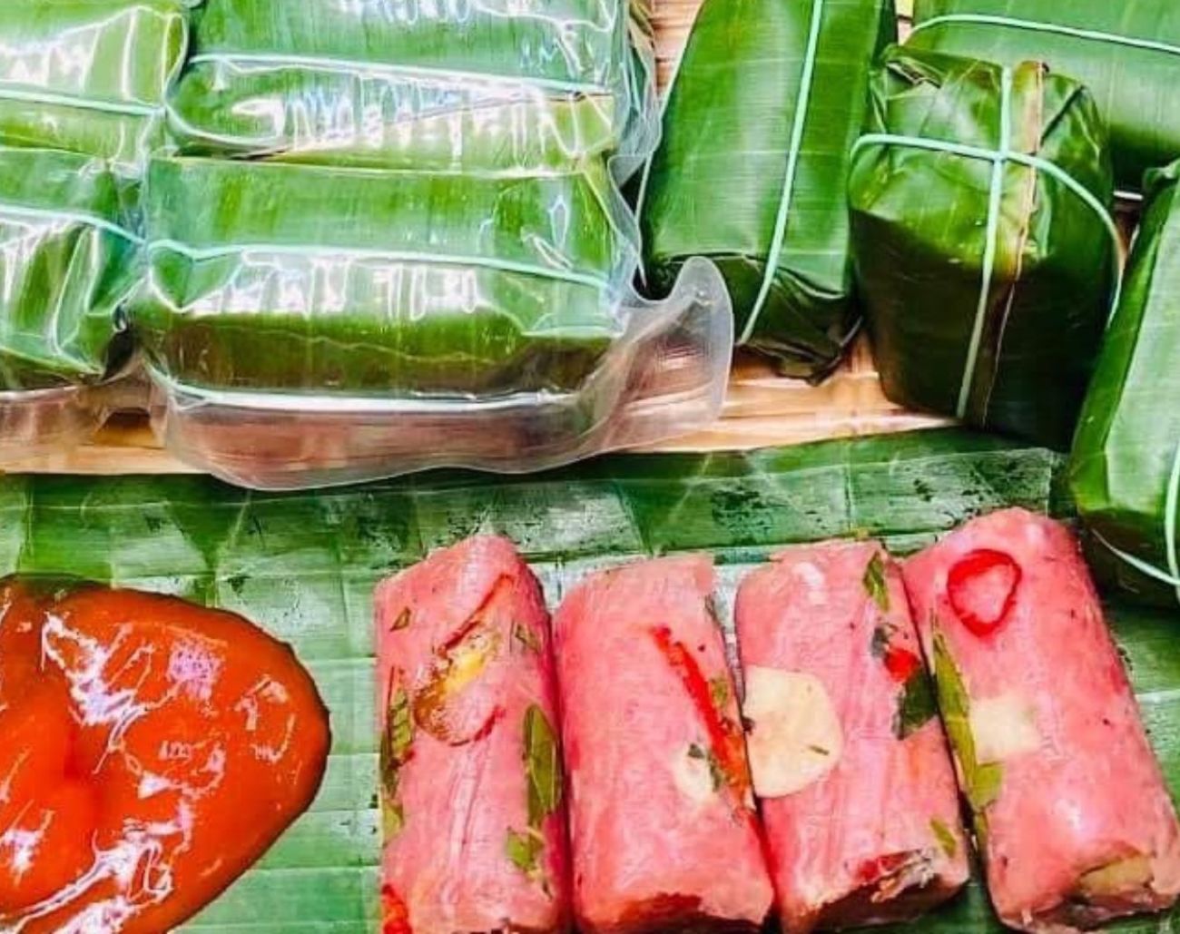 Gói nem truyền thống_ Lá ổi + lá chuối – bí quyết của nem Chợ Huyện