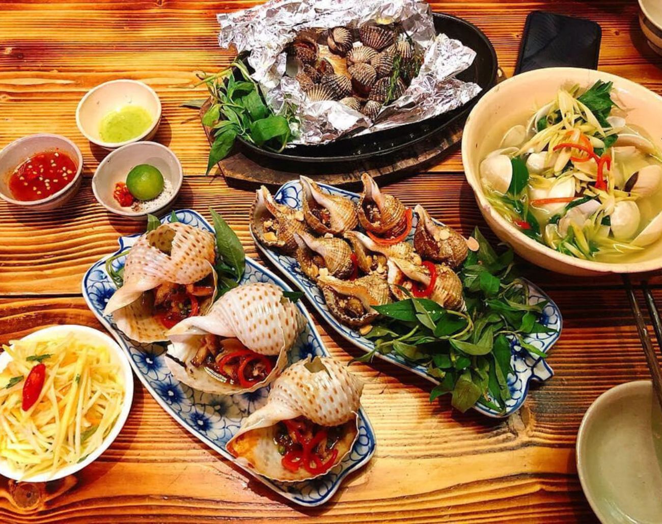 Các món hải sản tươi sống tại khu vực Eo Gió – Nhơn Lý luôn hấp dẫn du khách bởi độ tươi ngon và hương vị đậm chất biển Quy Nhơn.