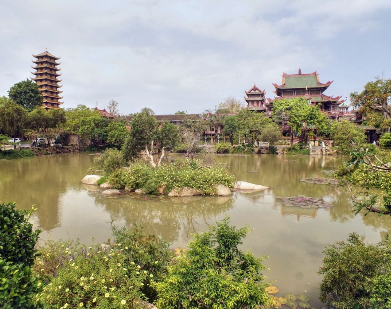 Hồ nước và vườn cây xanh tại Chùa Thiên Hưng Bình Định