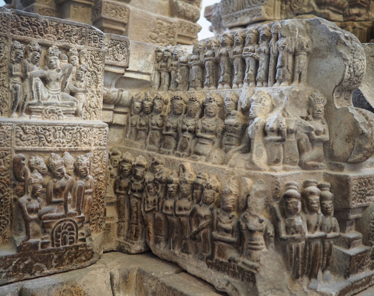 Hoa văn đá sa thạch chạm khắc tại Tháp Dương Long