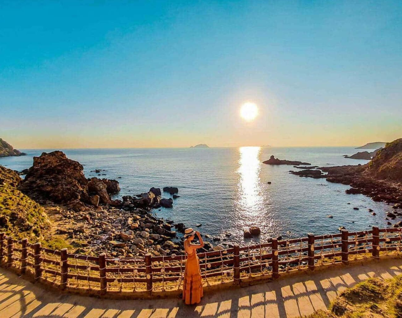 Khoảnh khắc hoàng hôn Eo Gió Quy Nhơn nhuộm vàng cả vùng biển – thời điểm lý tưởng để chụp ảnh và cảm nhận vẻ đẹp lãng mạn nơi phố biển.