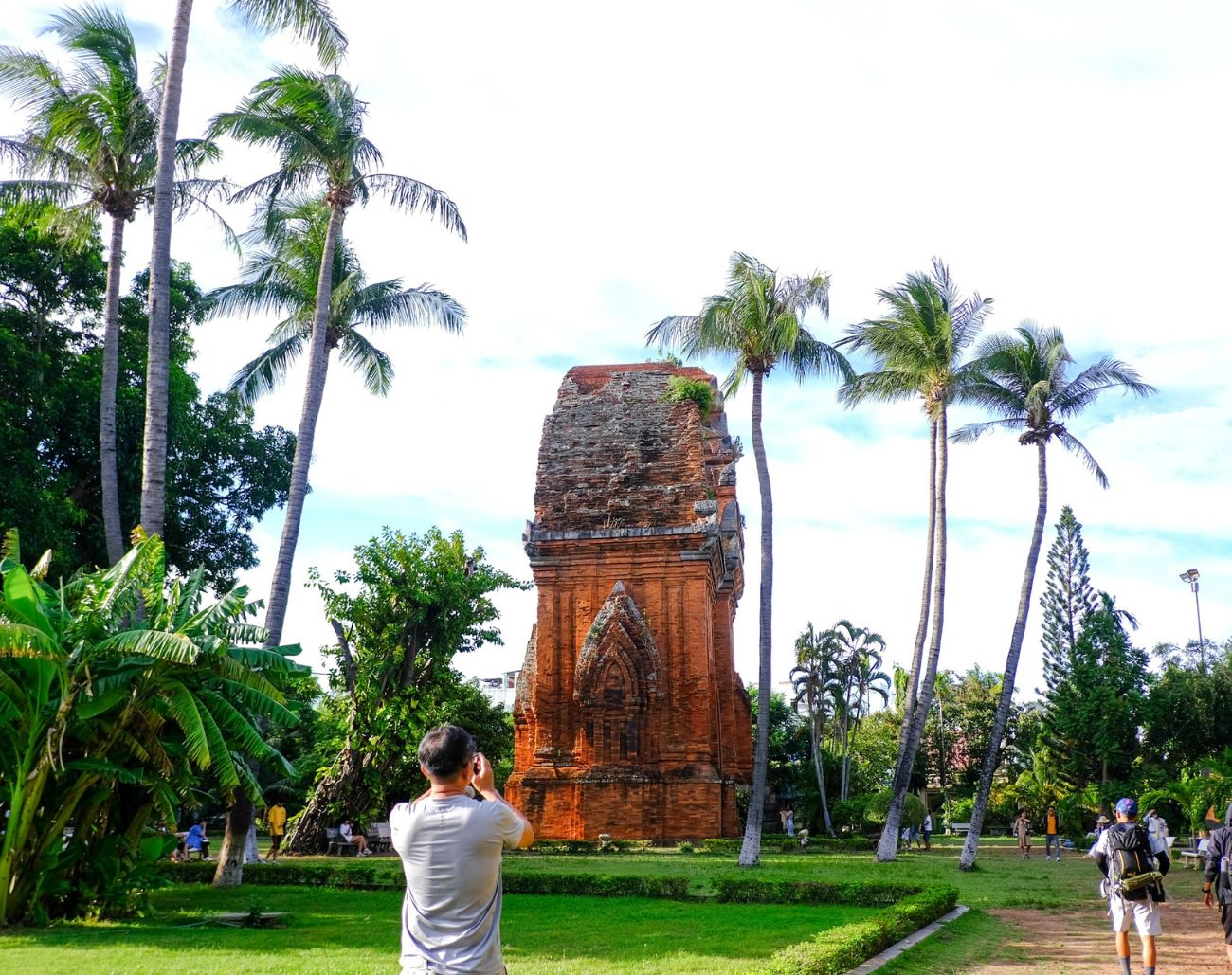 Khám phá Tháp Đôi – du khách chụp ảnh