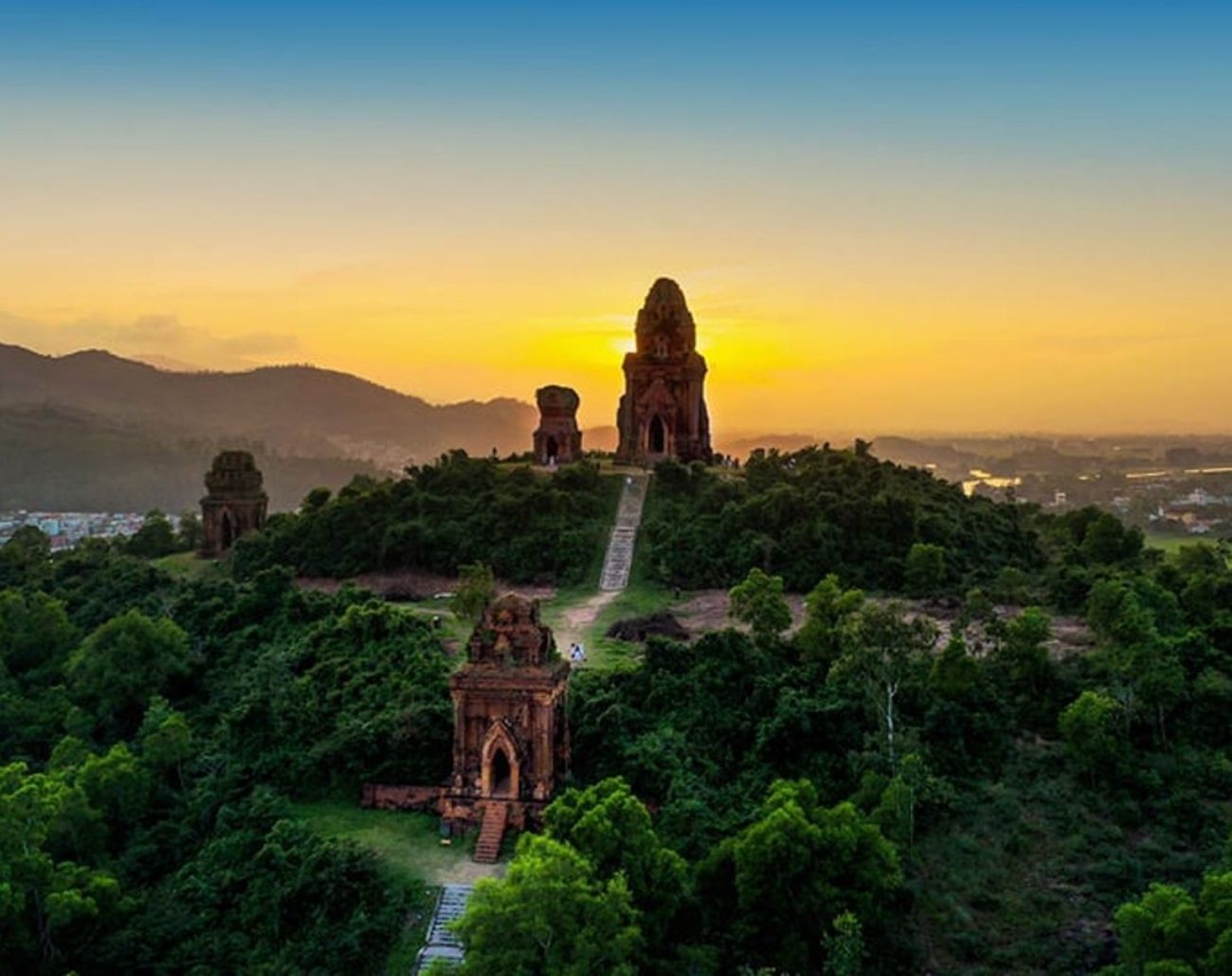 Không gian tĩnh lặng đầy thiêng liêng tại Tháp Bánh Ít