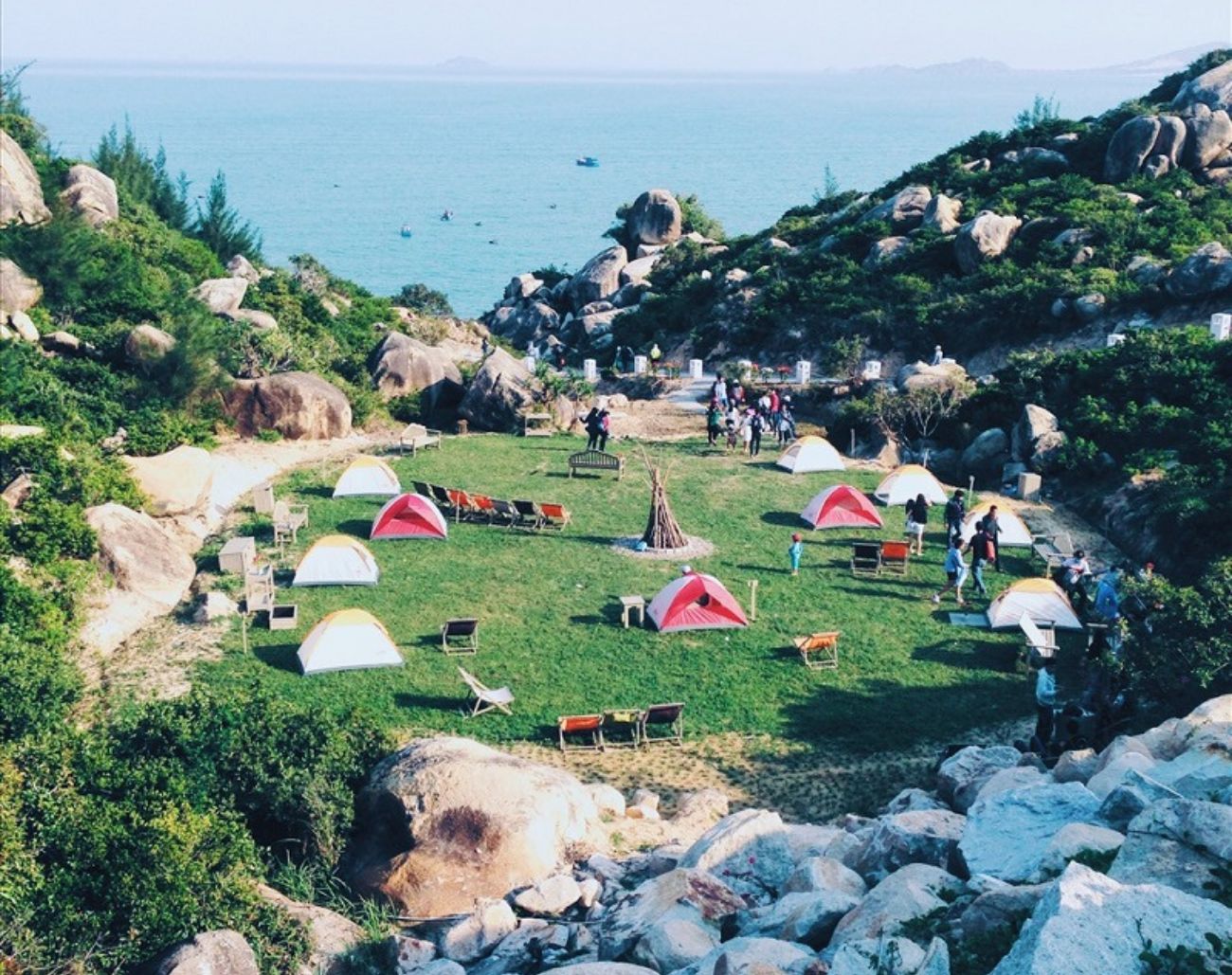 Khu cắm trại Trung Lương với lều màu sắc