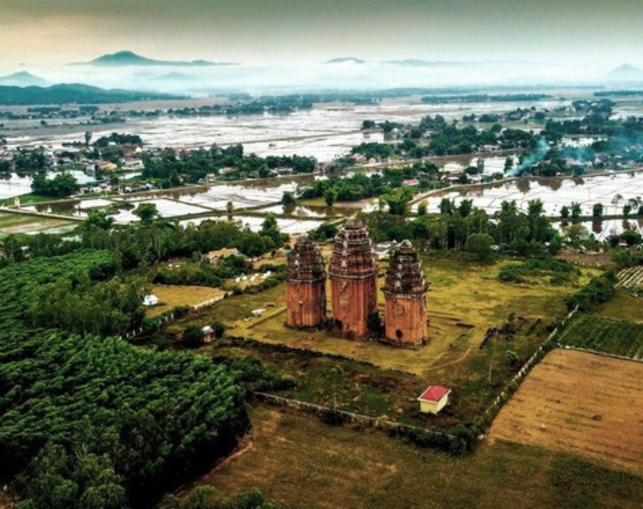 Khung cảnh thiên nhiên xung quanh Tháp Dương Long