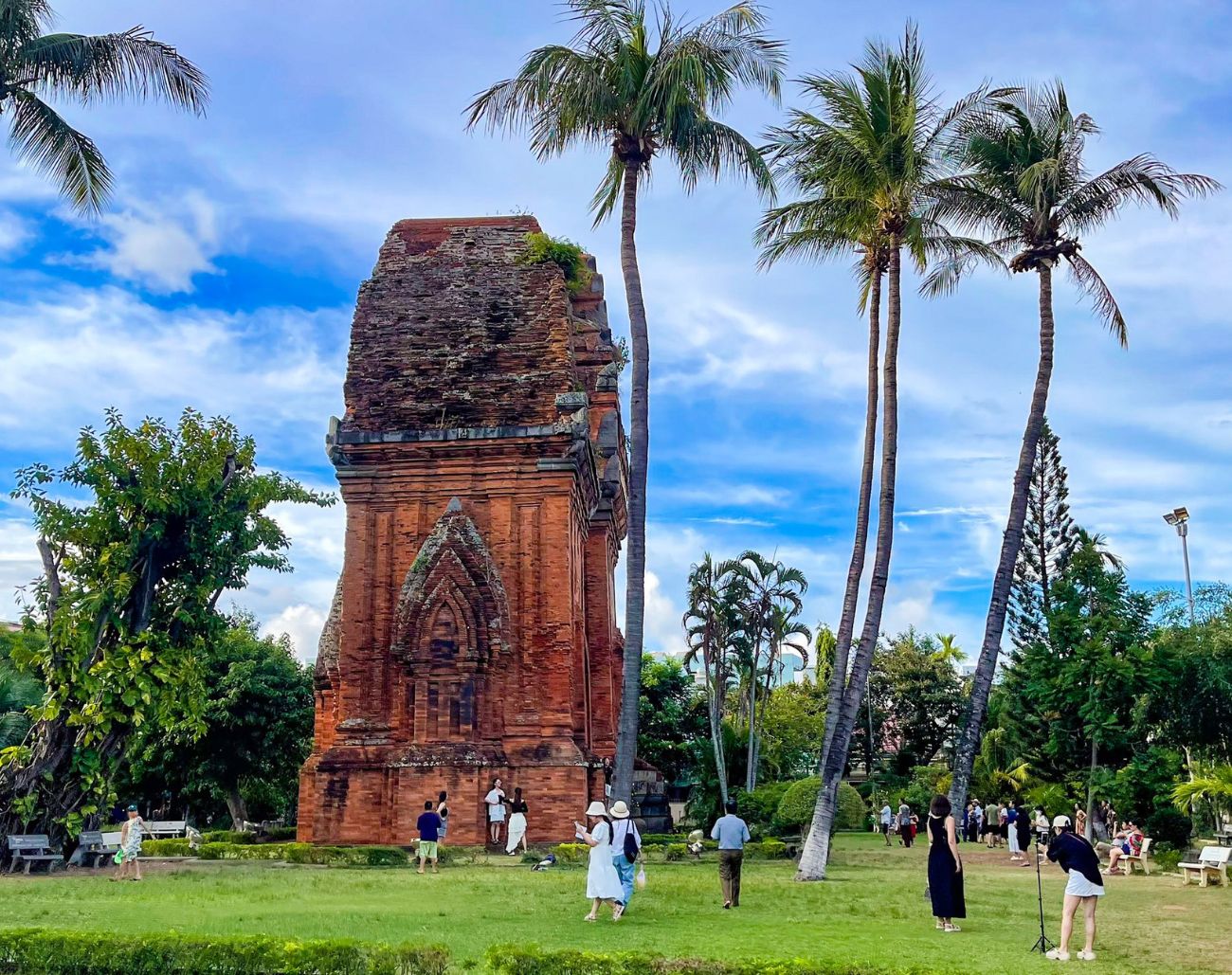 Khuôn viên xanh xung quanh Tháp Đôi