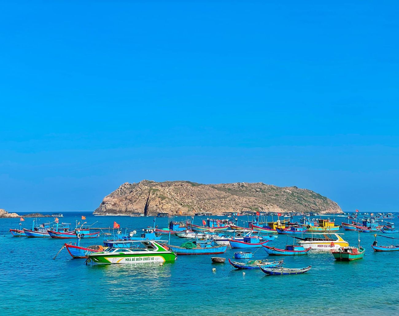 Làng chài Nhơn Hải nhìn về Hòn Khô