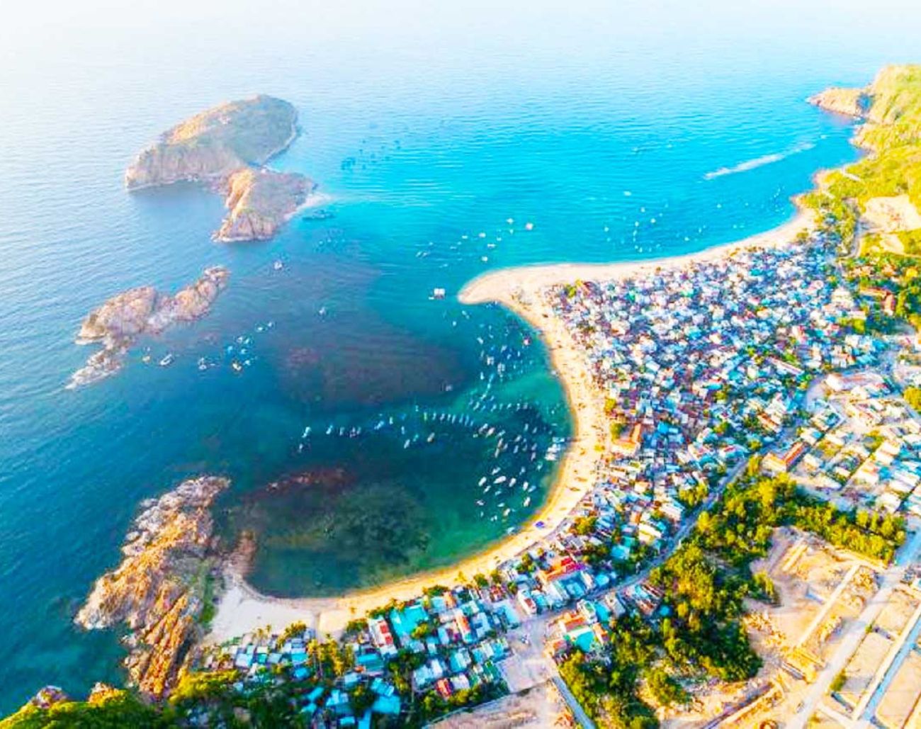 Làng chài Nhơn Lý nằm ngay gần Eo Gió Quy Nhơn mang vẻ mộc mạc bình dị, nơi bạn có thể khám phá cuộc sống ngư dân và thưởng thức hải sản tươi ngon.