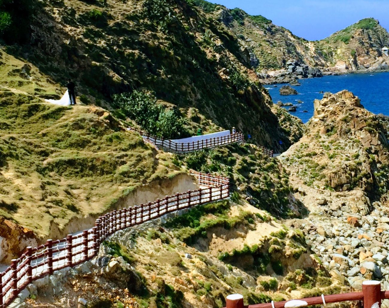 Lối đi bậc thang tại Eo Gió Quy Nhơn dẫn dọc theo vách núi, là hành trình ngắm biển tuyệt đẹp dành cho mọi du khách.