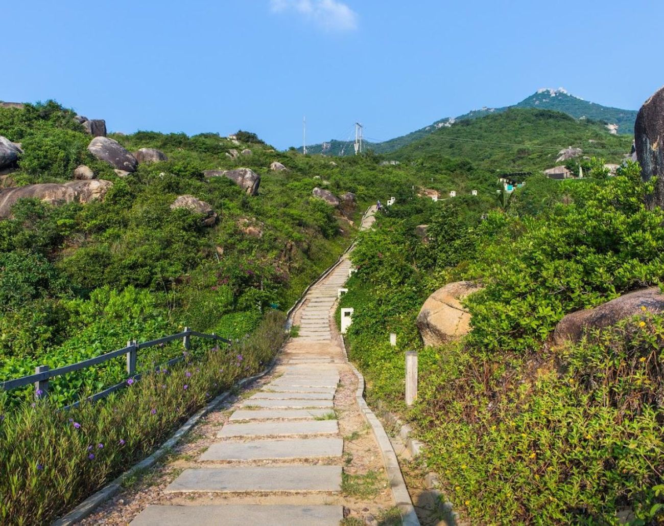 Lối đi lát đá ven núi tại Khu dã ngoại Trung Lương