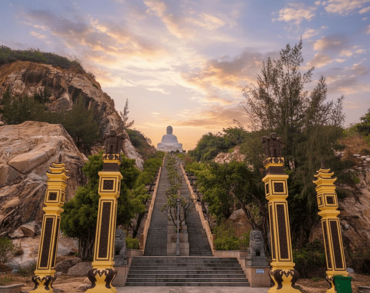 Lối lên bậc thang dẫn tới tượng Phật