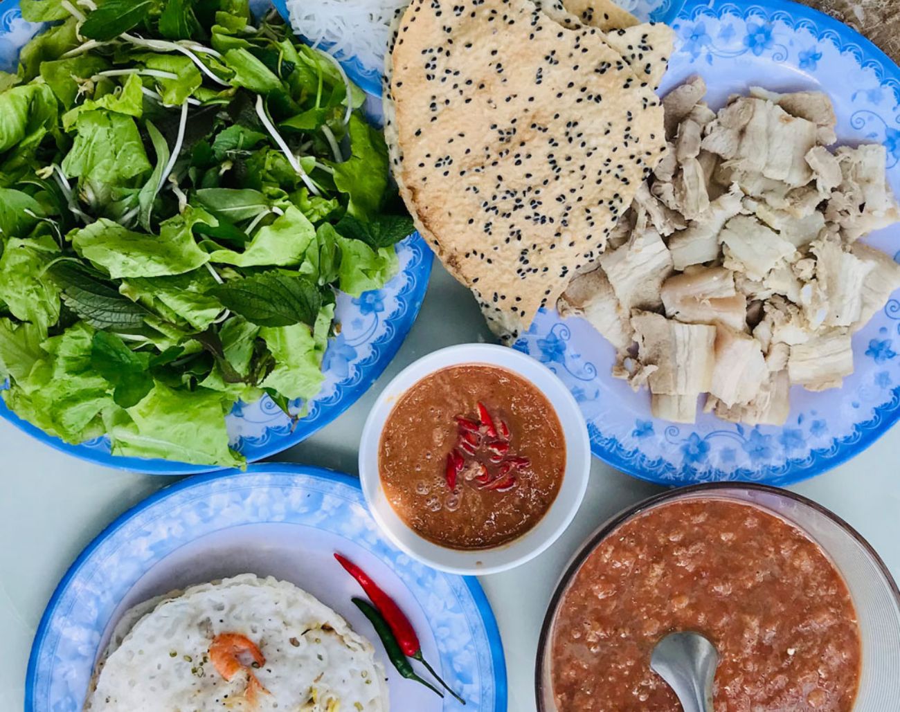 Mắm nhum Mỹ An ăn kèm bún, thịt heo và rau sống