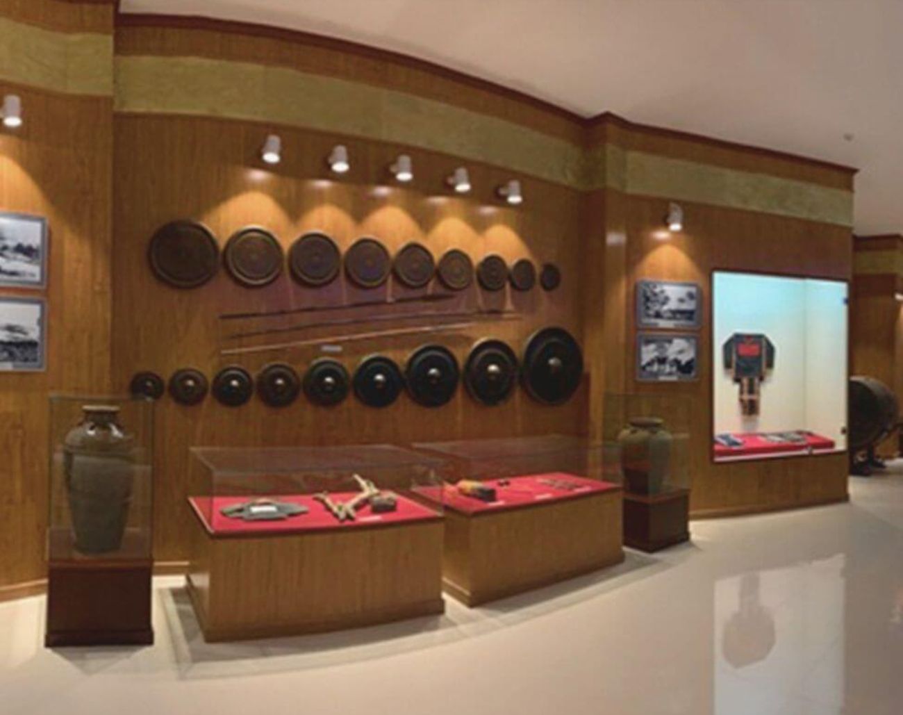 Một phòng trưng bày hiện vật trong bảo tàng Quang Trung