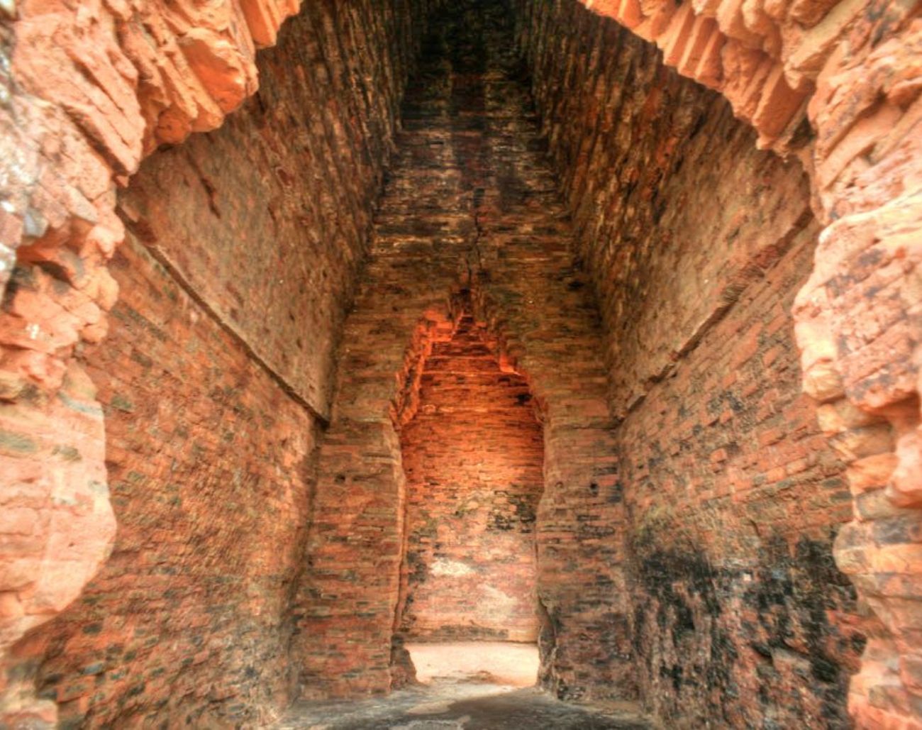 Nét thời gian trên gạch nung Tháp Bánh Ít