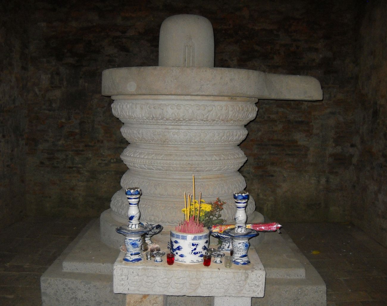 Ngẫu tượng Linga – Yoni trong Tháp Đôi