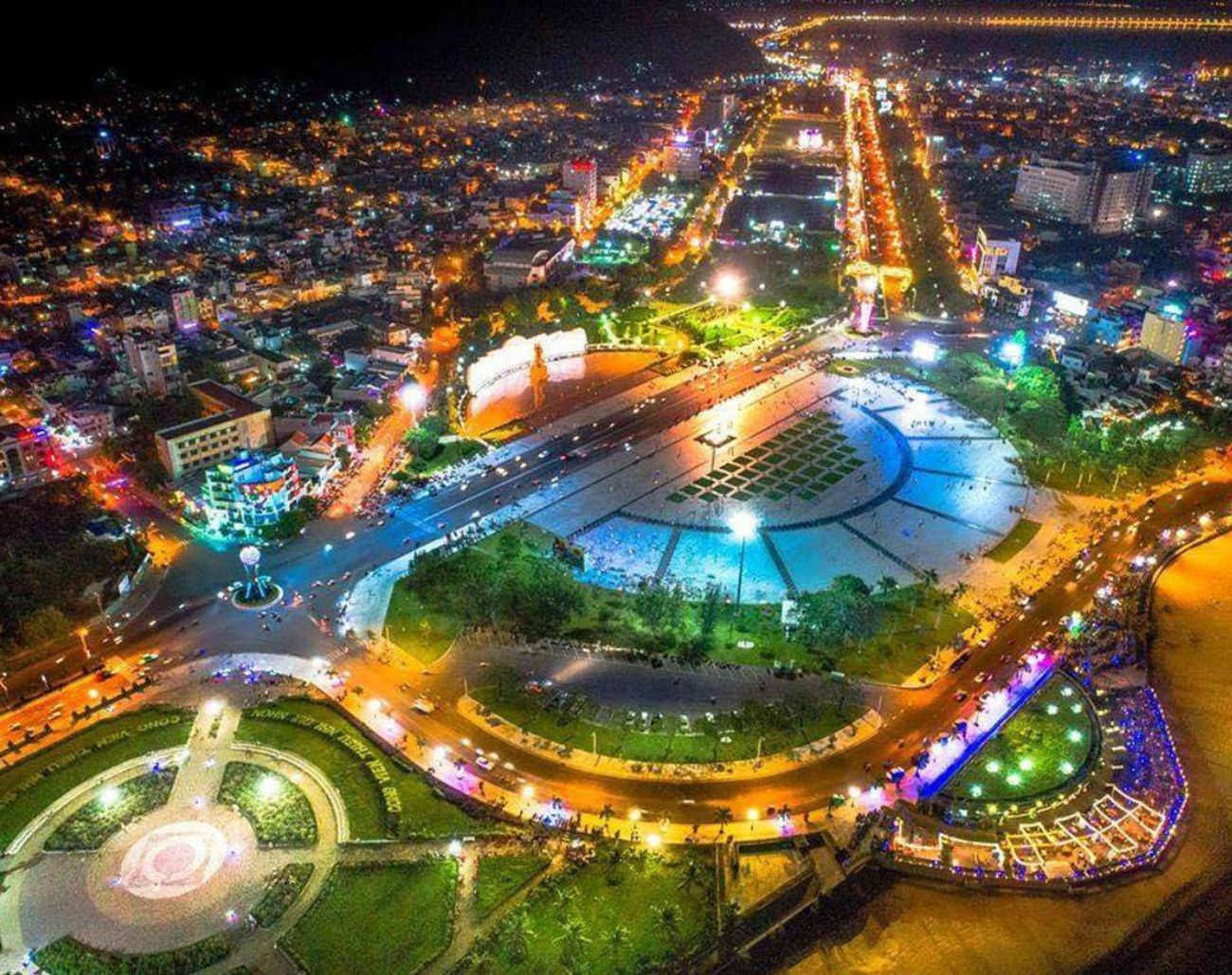 Quảng Trường Nguyễn Tất Thành Ban Đêm