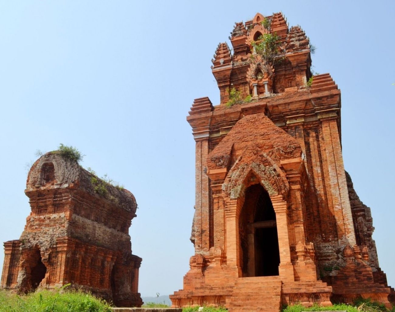 Tháp Cổng Tháp Bánh Ít với kiến trúc vòm nhọn đặc trưng