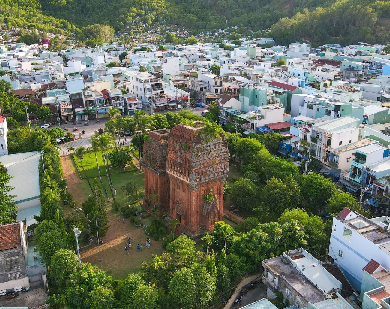 Tháp Đôi Quy Nhơn – Kiến trúc Chăm Pa giữa lòng thành phố biển
