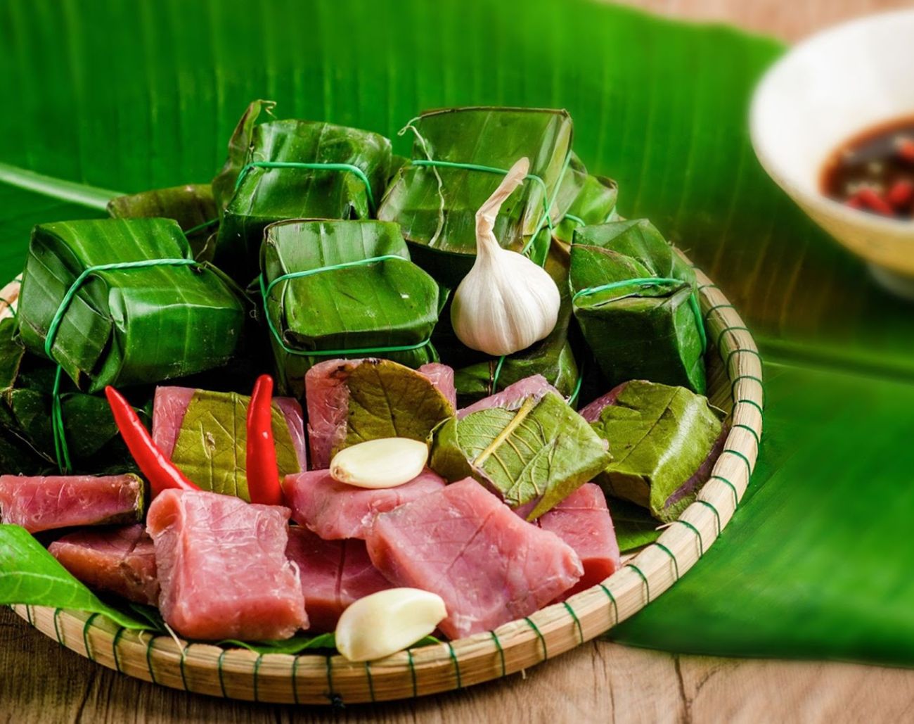 Thưởng thức nem chả Chợ Huyện