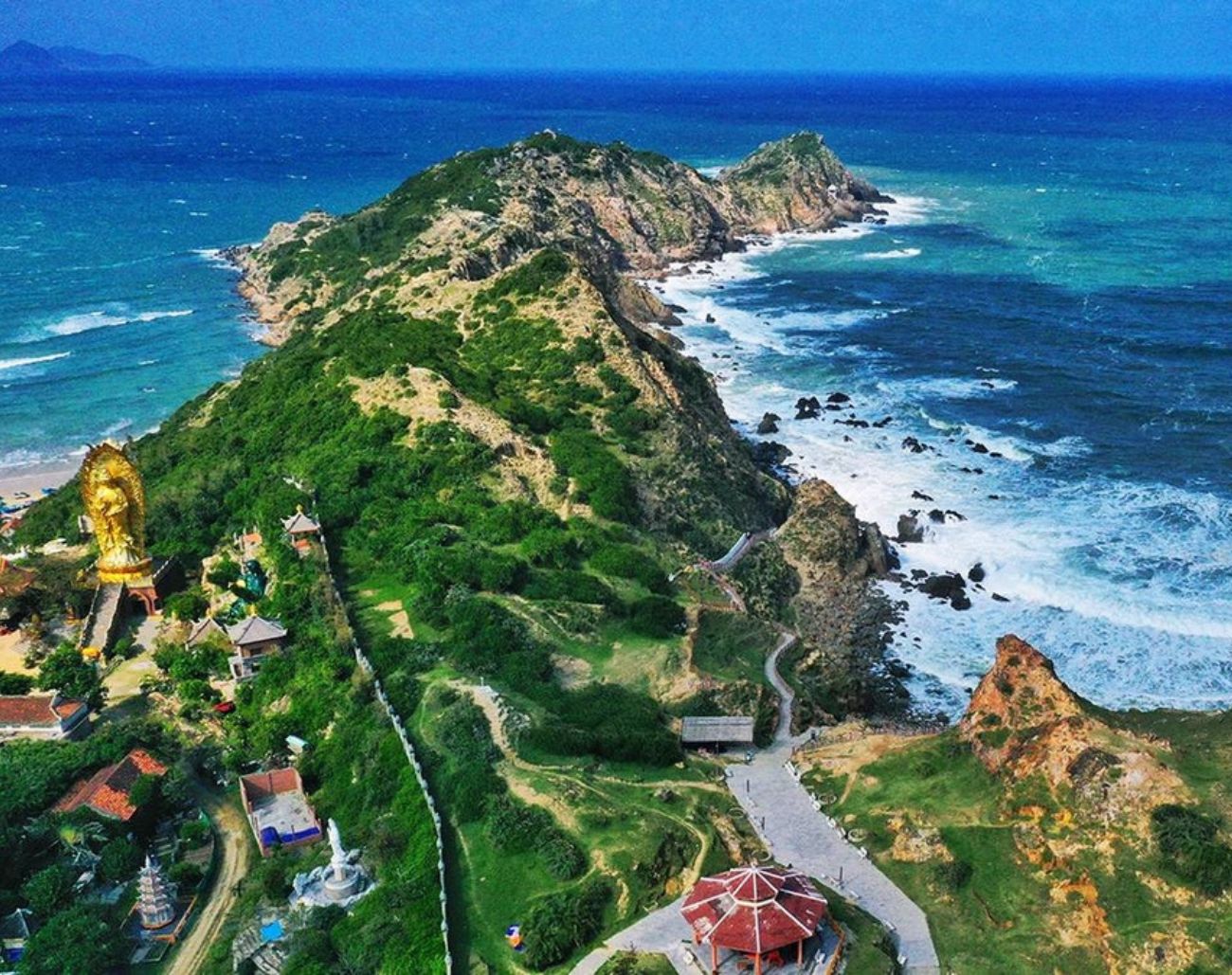 Toàn cảnh Eo Gió Quy Nhơn nhìn từ trên cao với làn nước xanh trong và vách núi uốn cong hùng vĩ – điểm đến hoang sơ không thể bỏ lỡ khi du lịch Bình Định.