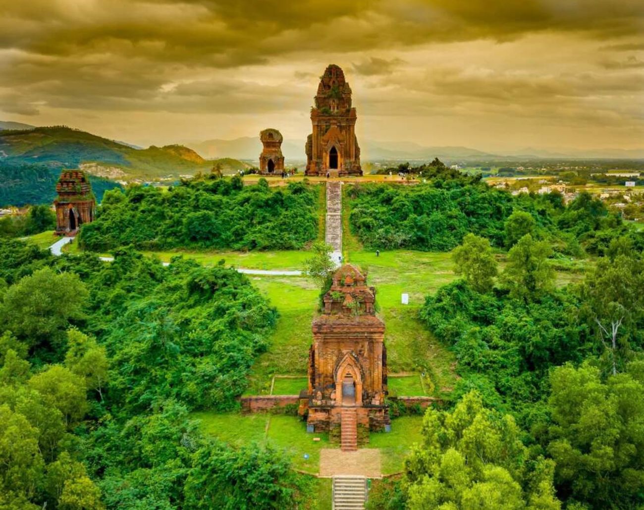 Tháp Bánh Ít – Kiệt tác kiến trúc Chăm Pa giữa lòng Quy Nhơn