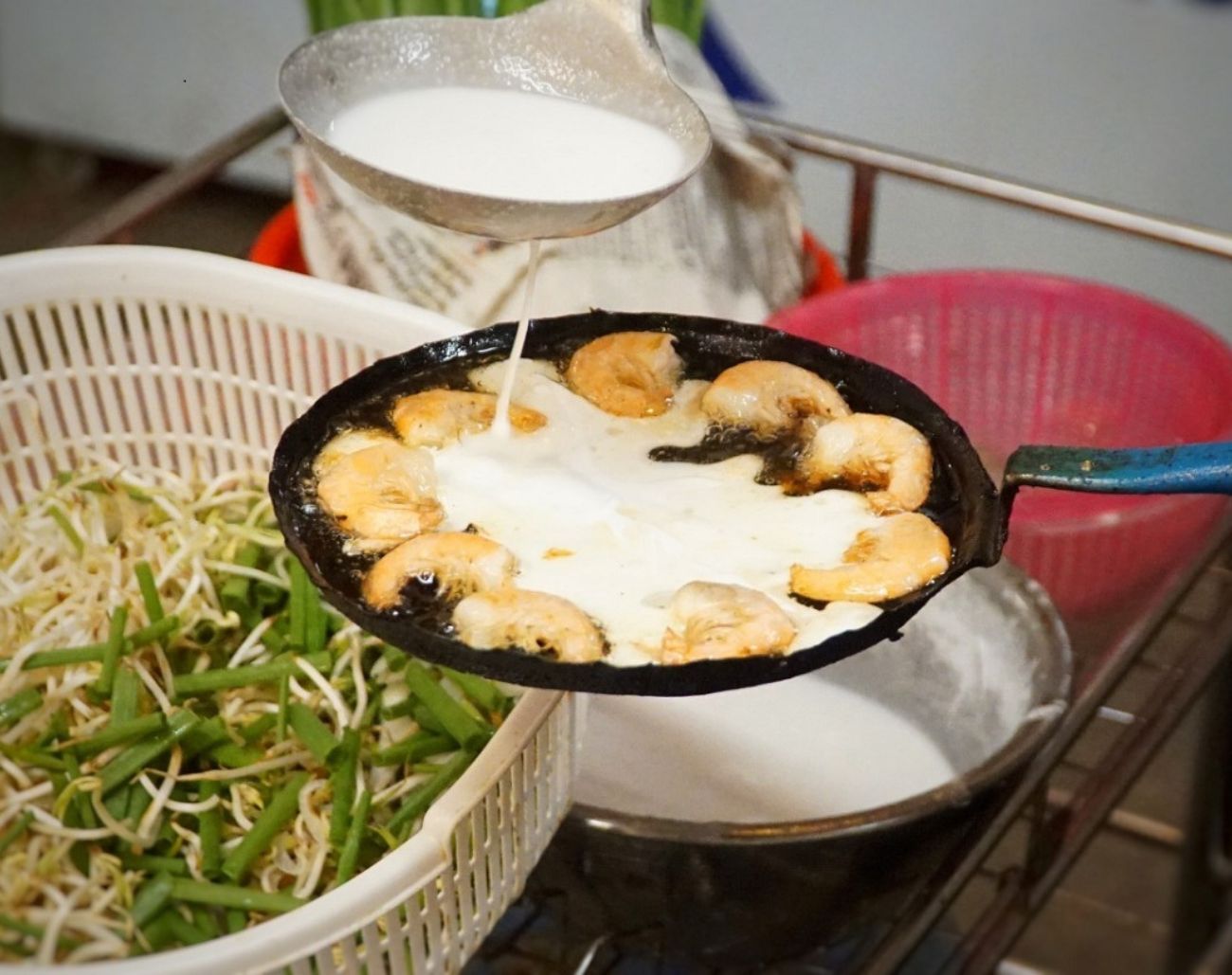 Tôm sống được cho lên chảo nóng