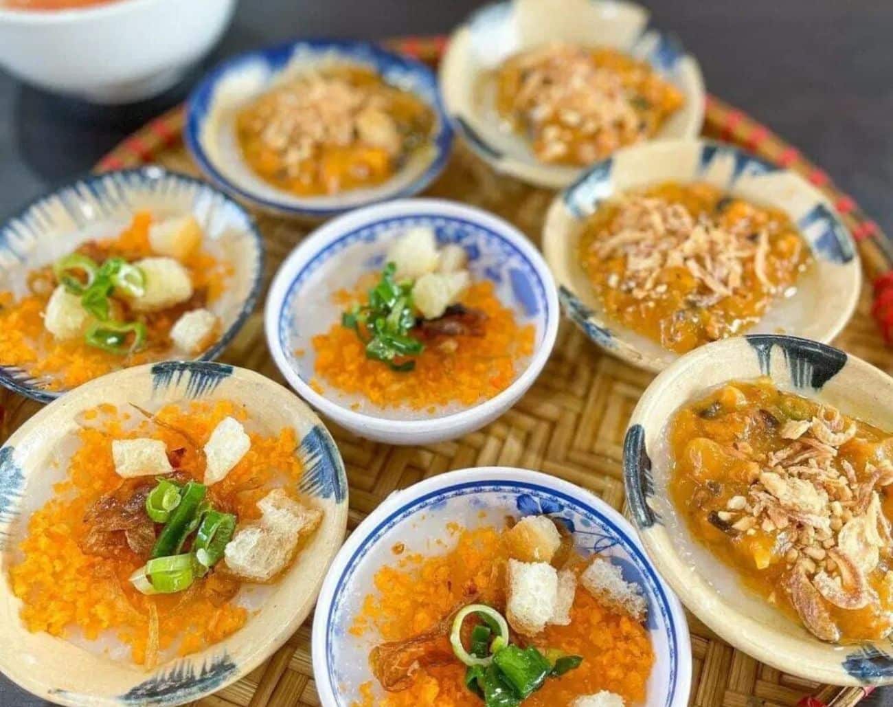 Topping bánh bèo chén Bình Định với đậu phộng và mỡ hành