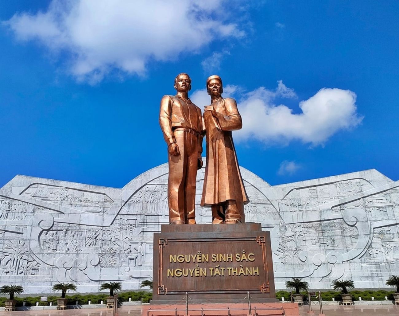 Tượng Đài Và Biểu Tượng Nghệ Thuật Ở Quảng Trường Nguyễn Tất Thành