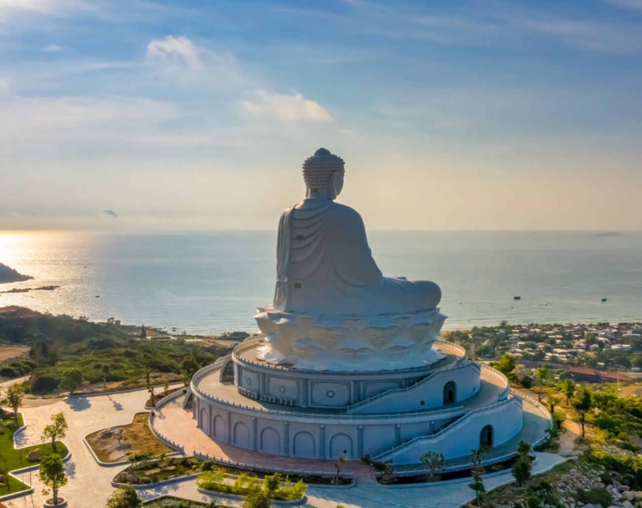 Tượng Phật hướng ra biển Cát Tiến