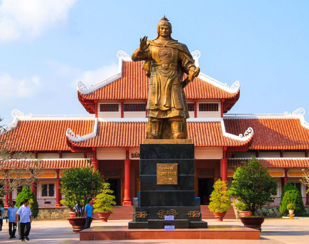 Tượng đài Hoàng đế Quang Trung tại Bảo tàng Tây Sơn