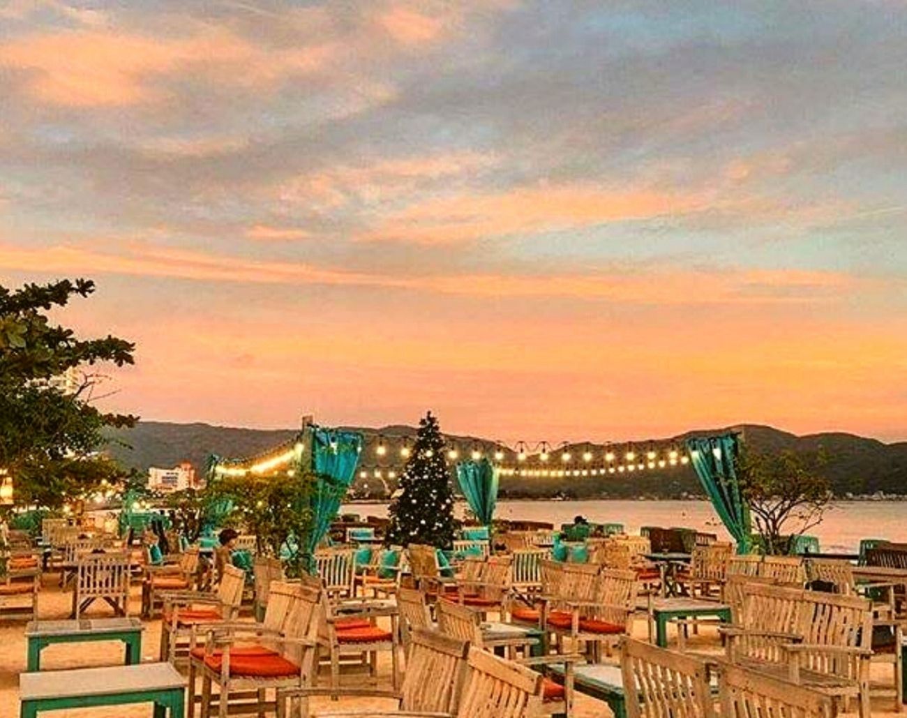 View hoàng hôn Surf Bar Quy Nhơn