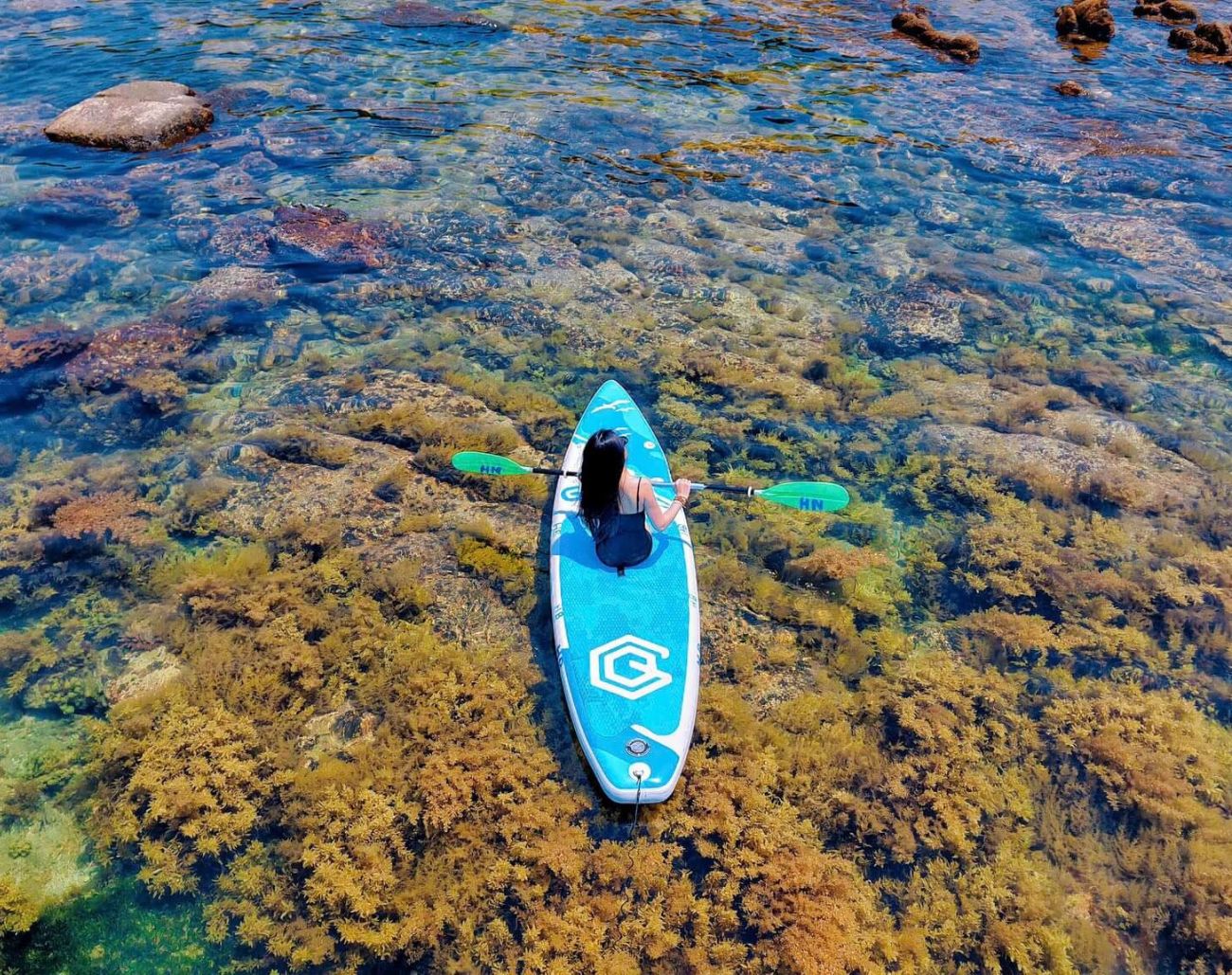 Vẻ đẹp tựa “Maldives Việt Nam” của Kỳ Co với biển xanh, núi đá và không gian yên bình khiến nơi đây luôn nằm trong top điểm đến nổi bật của Quy Nhơn.