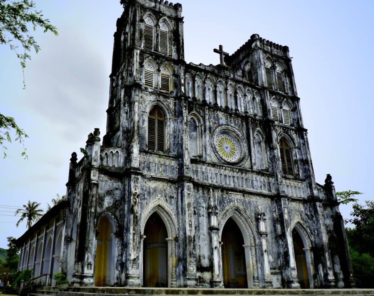 Bức tường rêu phong lâu năm tạo nên vẻ đẹp cổ kính cho Nhà thờ Mằng Lăng Phú Yên