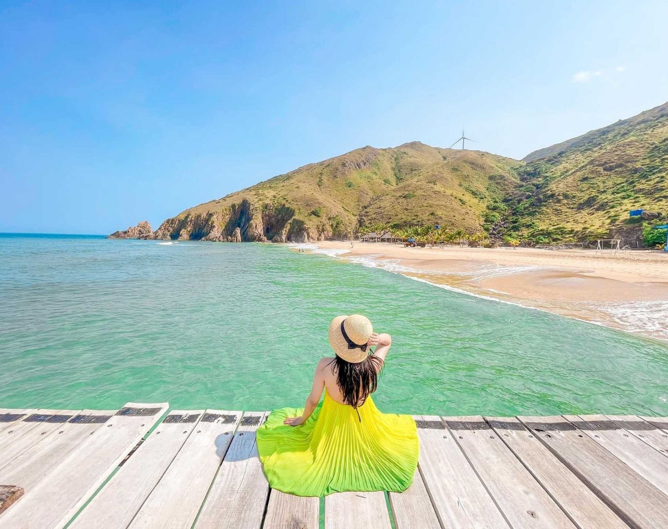 Du khách tạo dáng bên bãi biển xanh ngọc – một trong những góc chụp ảnh “best view” tại Kỳ Co Quy Nhơn.