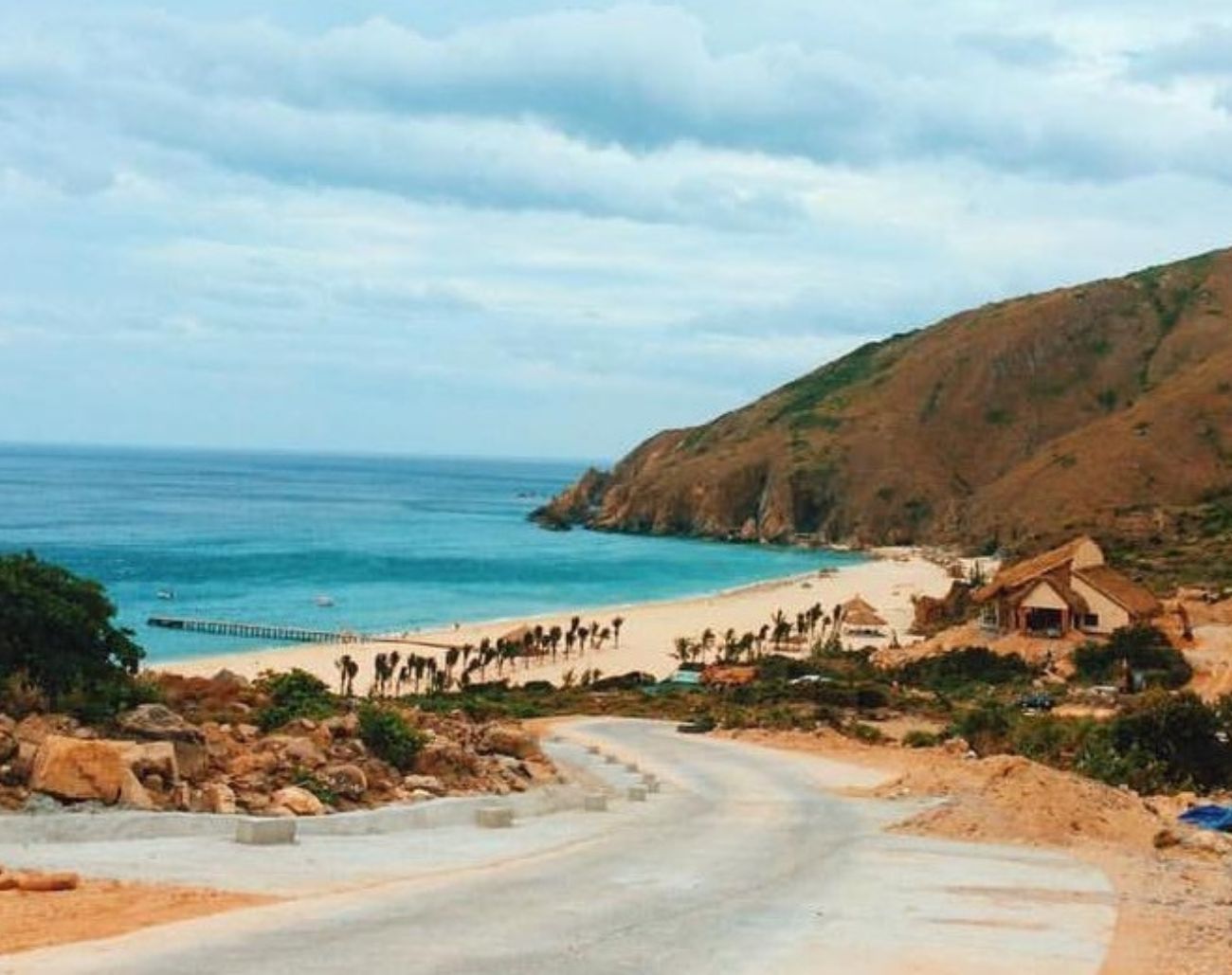 Cung đường ven núi đẹp ngoạn mục, dẫn vào khu du lịch Kỳ Co, là trải nghiệm không thể bỏ lỡ khi khám phá Quy Nhơn.